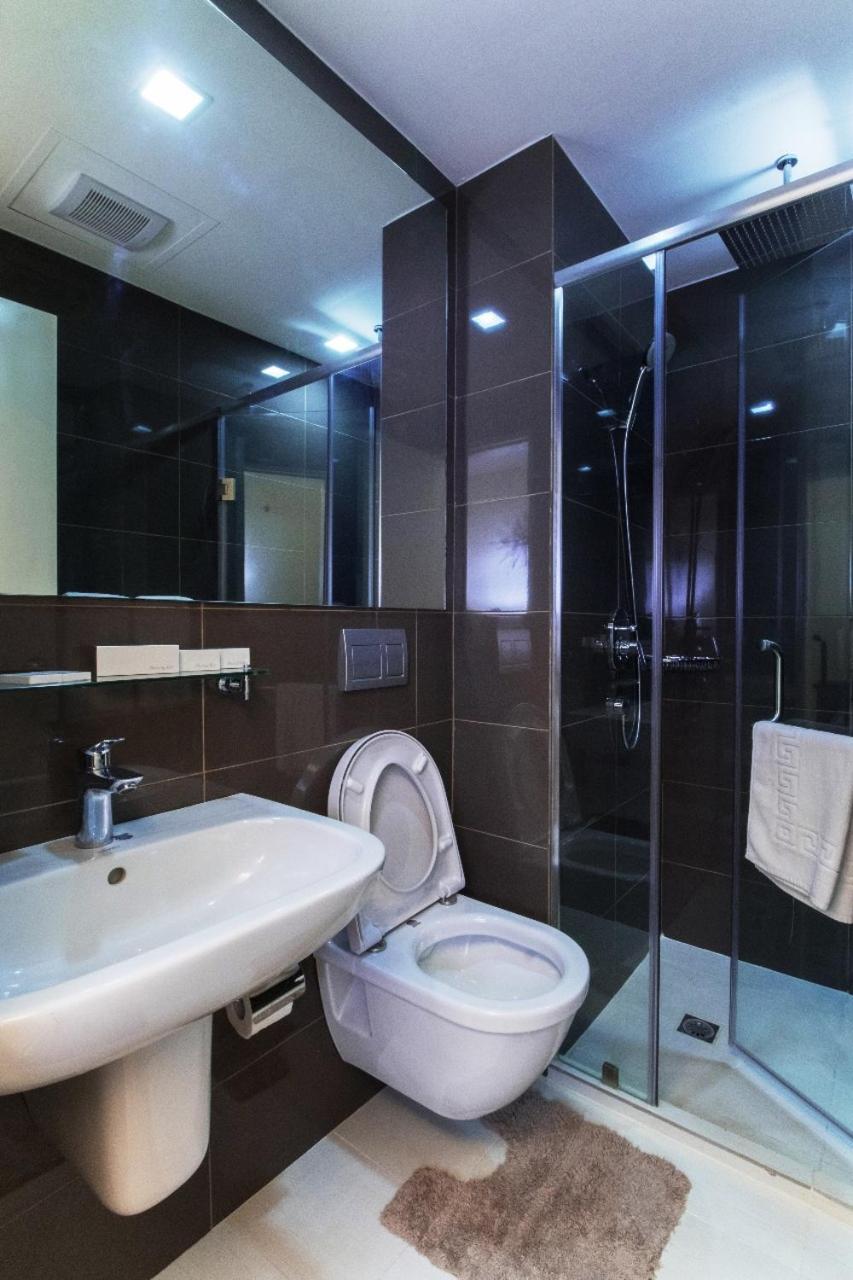 Апартаменти Oasis Regency @ Acqua Livingstone Near Rockwell Mandaluyong Екстер'єр фото